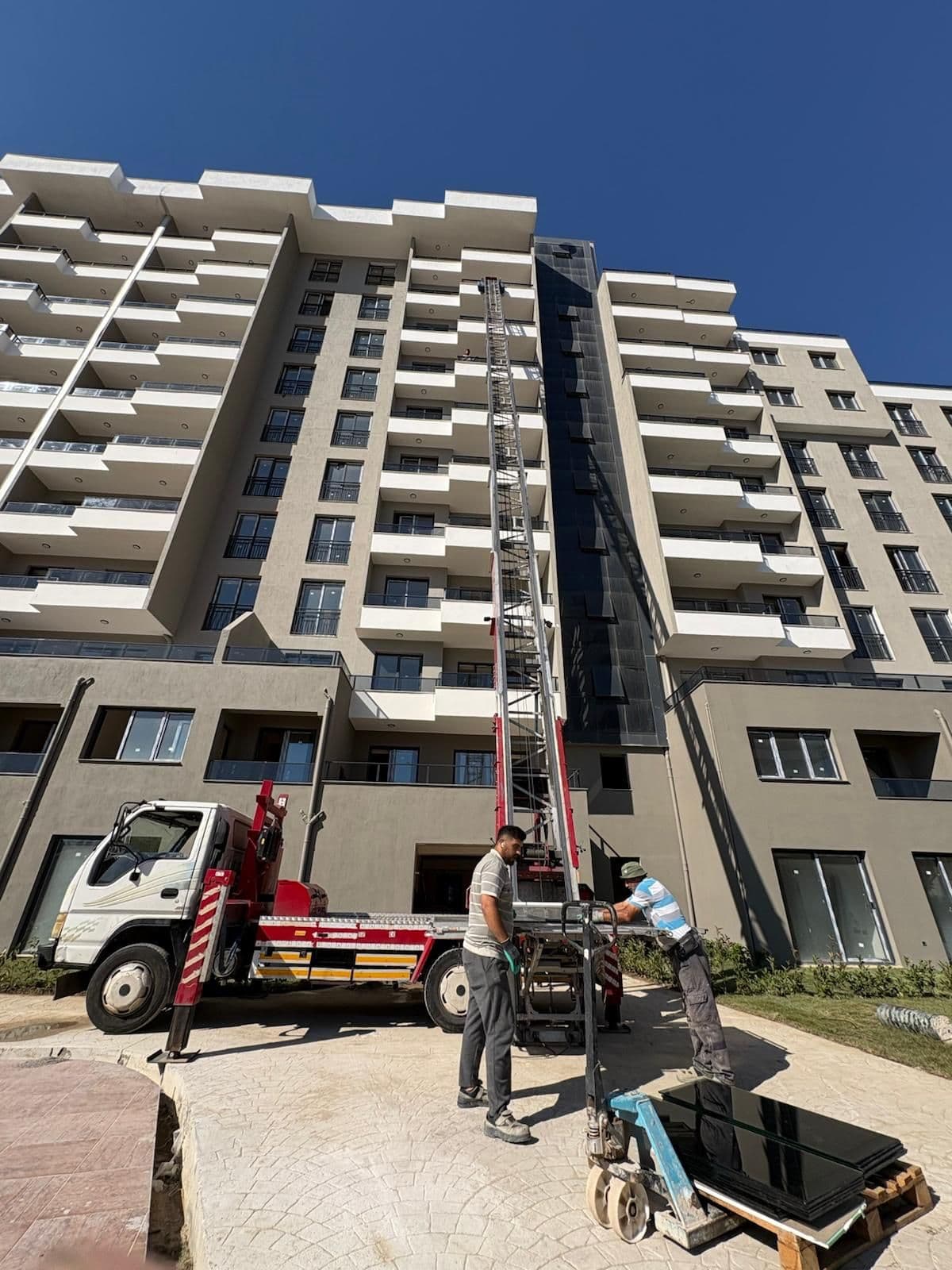 Atalar Nakliyat mobilya asansörü yüksek katlı bir apartmanda kurulu halde